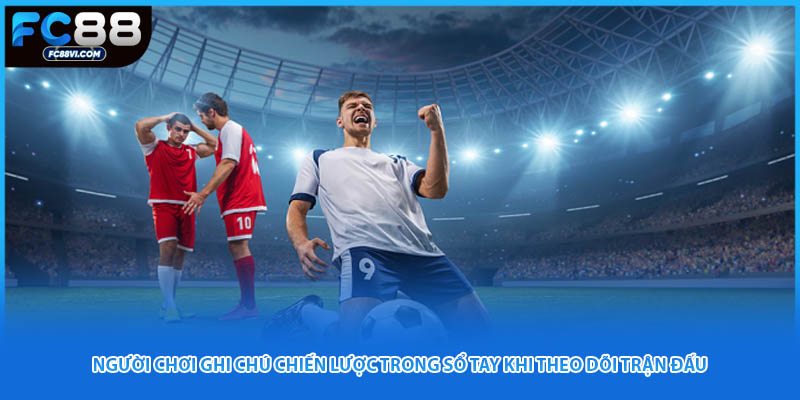 Người chơi ghi chú chiến lược trong sổ tay khi theo dõi trận đấu